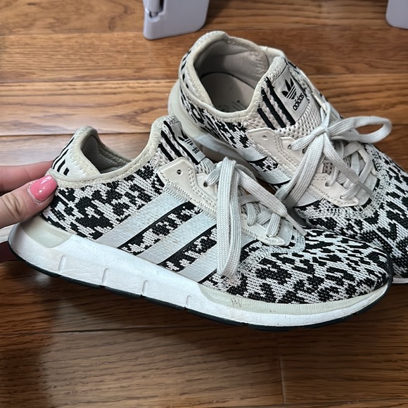 Super cute adidas shoes.6.5 - Picture 3 of 9